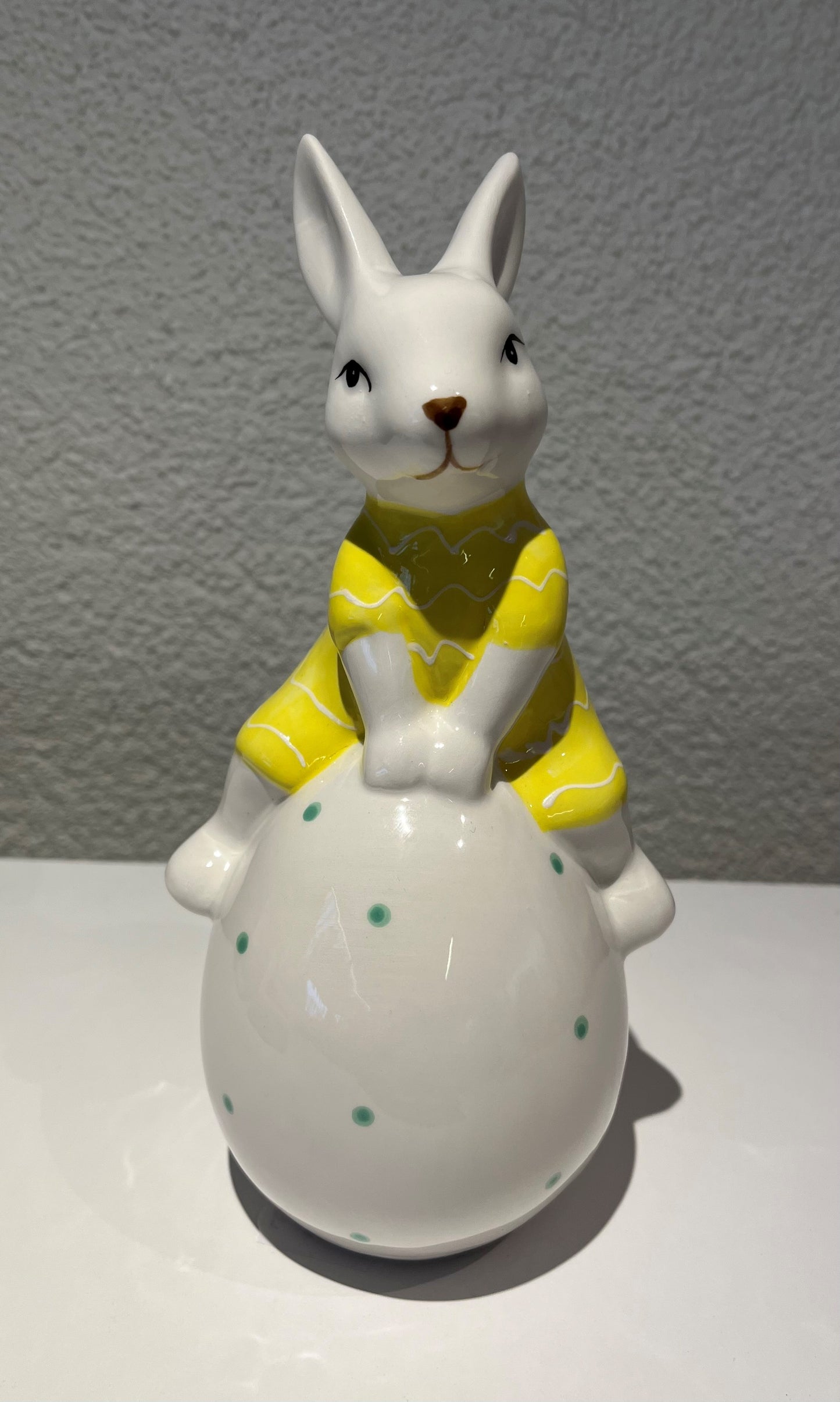 Osterhase auf einem Ei