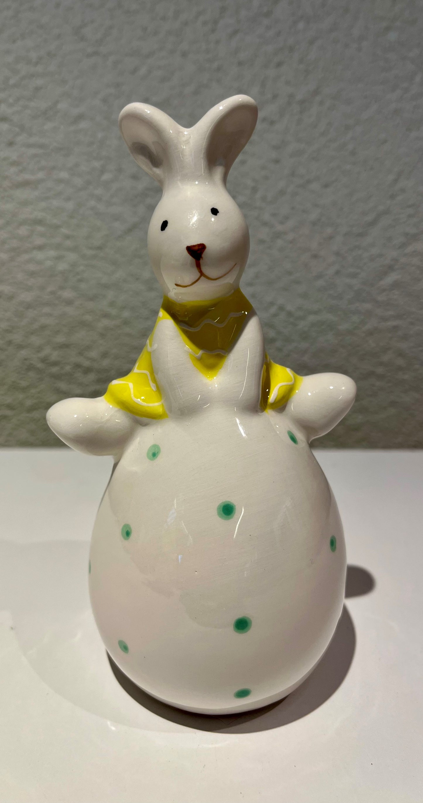 Osterhase auf einem Ei