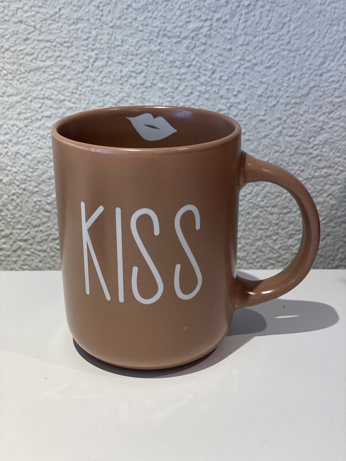 Braune Keramiktasse Kiss